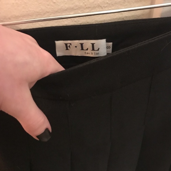 High Waisted Black Pleated Skirt with Zipper (S) - Picture 6 of 6